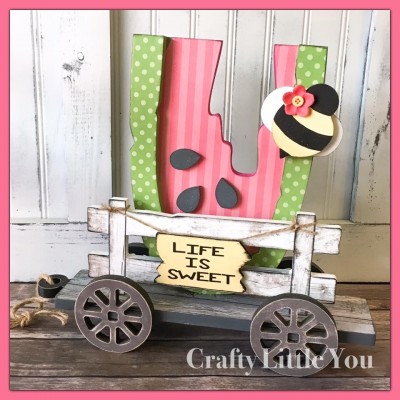 Unfinished kit measures apx. 13" tall and includes
•watermelon and overlay
•3 seeds 
•bee and wings 
• fence 
•sign and vinyl 