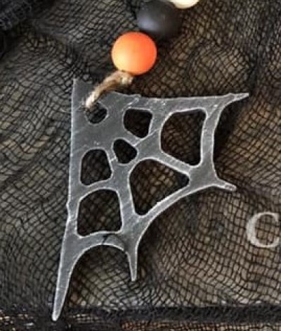 Unfinished kit includes wooden mdf 
•spider web. 3” x 4” 
