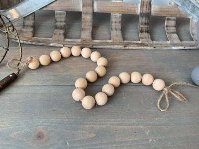 Unfinished kit includes 20 wooden beads 
Each bead measures 3/4” 
