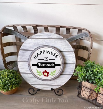 Unfinished kit measures 6.75”
And includes wooden MDF
•circle with grooves
•black vinyl AND stencil
•1 Velcro
