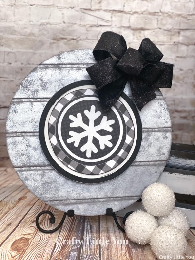 Unfinished kit measures 6.75”
And includes wooden MDF
•circle with grooves
•vinyl circle
•1 Velcro
