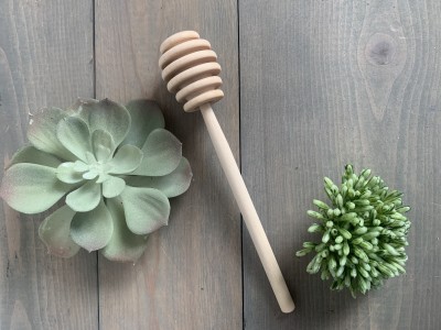 Measures apx. 6” long
Includes 1- wooden honey dipper

