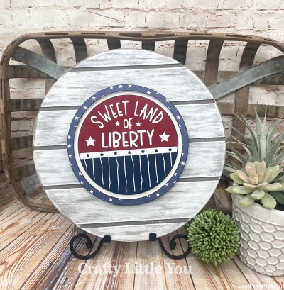 Unfinished kit measures 6.75”
And includes wooden MDF
•circle with grooves
•white vinyl
•1 Velcro
