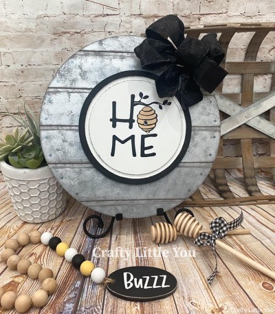 Unfinished kit measures 6.75”
And includes wooden MDF
•circle with grooves
•black vinyl
•1 Velcro
