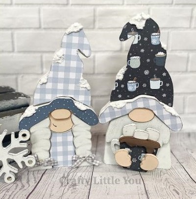 Unfinished kit includes wooden MDF: 
* 2 hats
* 2 brims
* 1 mug 
* 1 dress
* 1 marshmallow overlay
* 10 velcros 
