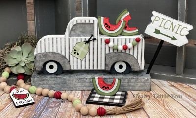 Unfinished kit includes wooden 
•sign and vinyl 
•3 watermelons 
•picnic blanket 

*Banner is made from paper, not included.