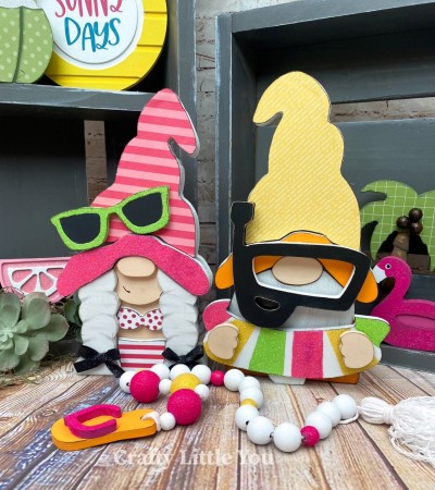 Unfinished kit includes wooden MDF:
* 2 hats
* 2 brims
* 1 bikini top
* 1 bikini bottom
* 1 sunglasses
* 1 snorkel
* 1 intertube
* 10 velcros
* Black sunglasses vinyl 