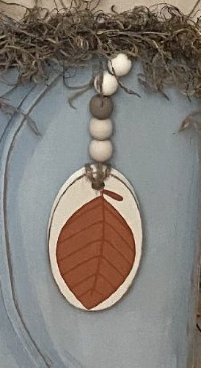 Unfinished kit measures apx. 3.5" long and includes wooden MDF: 
* 1 oval tag 
* 1 leaf stencil