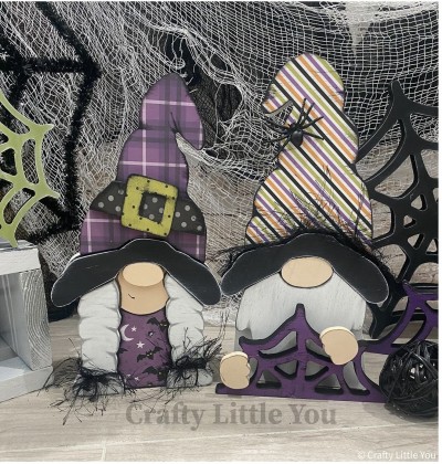 Unfinished kit includes wooden MDF: 
* 2 Hats
* 2 Brims
* 1 Hat Buckle 
* 1 Spiderweb
* 10 Velcros