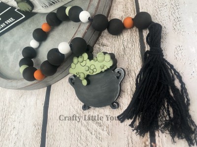 Unfinished kit measures apx. 3" x 3" and includes wooden MDF: 
* 1 cauldron
* 1 potion bubbles overlay