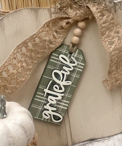 Unfinished kit measures apx. 4.75"x2" and includes wooden MDF:
* 1 tag
* 1 wood "grateful" word