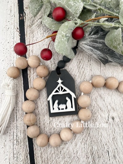 Unfinished kit measures apx. 2.75"x1.75" and includes wooden MDF: 
* 1 wooden tag with drilled hole
* 1 wooden nativity scene