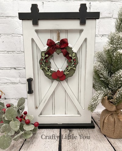 Unfinished kit measures apx. 5" and includes wooden MDF: 
* 1 wreath main piece
* 2 vines
* 3 circles for holly berries