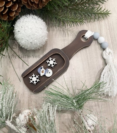 Unfinished kit measures apx. 5.75" tall and includes wooden MDF: 
* 1 scoop with rim overlay
* 2 miniature snowflakes
* 1 miniature snowman