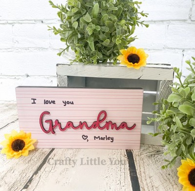 Unfinished kit measures apx. 7.5x3.75" and includes wooden MDF: 
* 1 wood block
* 1 "Mom" wood word overlay