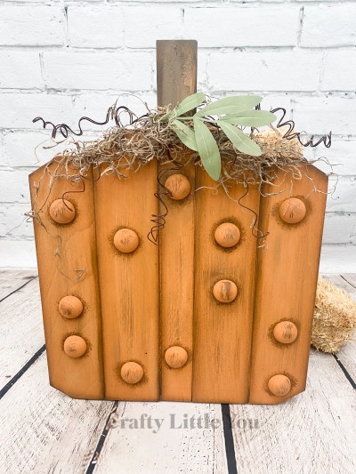 Unfinished pallet measures apx 15" tall.
Kit includes a pallet in the shape of a pumpkin
*put together 