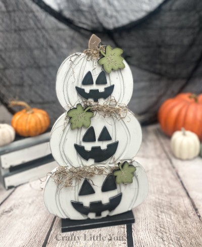 Unfinished kit measures apx. 4.25" wide on the largest jack-o-lantern face, and includes wooden MDF:
*1 large set of Jack-O-Lantern eyes and smile
*1 medium set of Jack-O-Lantern eyes and smile
*1 small set of Jack-O-Lantern eyes and smile
