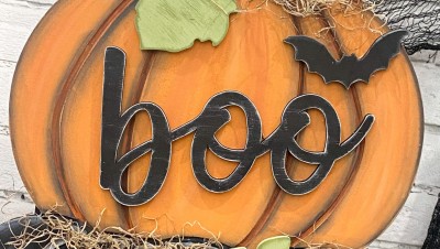 Unfinished kit measures apx. 5.5"x9.5" and includes wooden MDF:
* 1 "boo" cursive wooden word
* 1 wooden bat overlay
