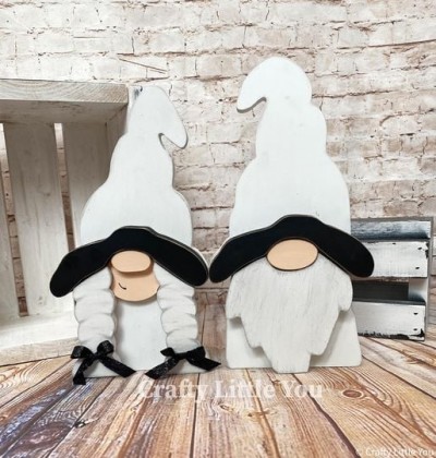 Unfinished kit measures apx. 10.5” tall on the boy GNOME and includes wooden MDF 
•2 back pieces
•2 hat brims 
•2 noses 
•2 braids
•2 hands
•1 face 
•1 beard 
•6 Velcro’s 
