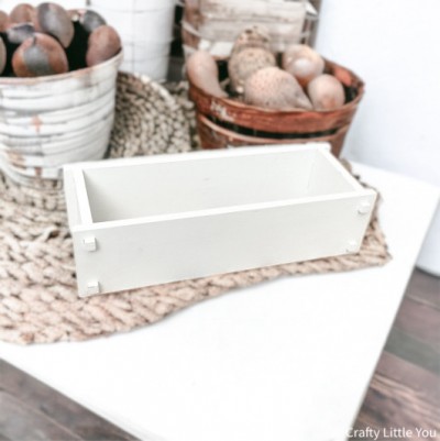 Unfinished kit measures apx. 13.5"x5" and includes wooden MDF: 
*2 long slat pieces with grooved holes for front and back
*2 short slat pieces with pegs for sides