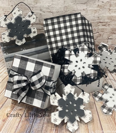 Unfinished kit measures apx. 6.5"x6.5" and includes wooden MDF: 
* 5 snowflakes
* 5 middle overlays