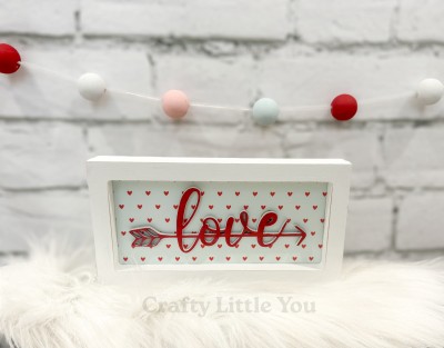 Unfinished kit measures apx. 3.75"x7.5" and includes wooden MDF:
*1 main back piece
*1 frame
*1 “love” wood word overlay with attached arrow