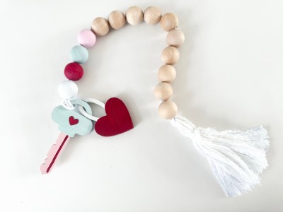 Unfinished kit measures apx. 3.25" and includes wooden MDF:
*1 key
*1 heart lock