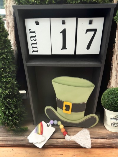 Unfinished kit measures apx. 6.5" and includes wooden MDF:
*1 leprechaun hat
*1 hat brim overlay
*1 hat band overlay
*1 buckle overlay
*1 tag
*1 rainbow overlay (Rainbow pieces can be popped apart for easier painting.)
*1 cloud overlay