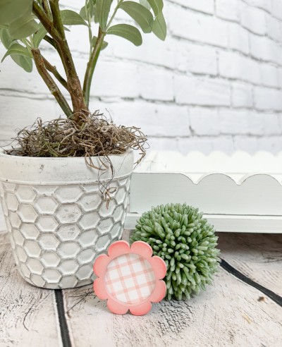 Unfinished kit measures apx. 2" and includes wooden MDF:
*1 individual flower with cut-out center
